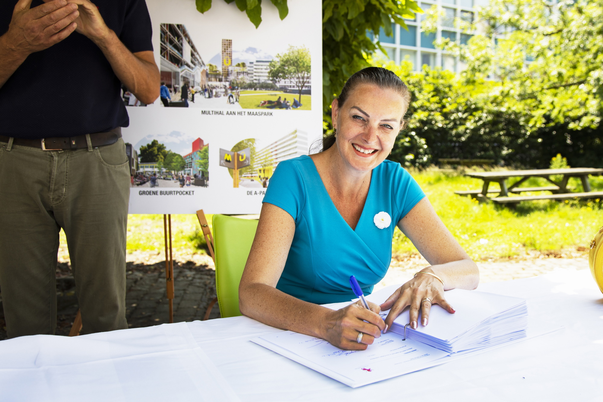 Ondertekening anterieure overeenkomst Unilever terrein door wethouder Somers